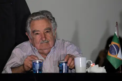 O ex-presidente e senador do Uruguai José Mujica durante encontro com estudantes na concha acústica da Universidade do Estado do Rio de Janeiro (Uerj), no campus do Maracanã (Fernando Frazão/Agência Brasil)