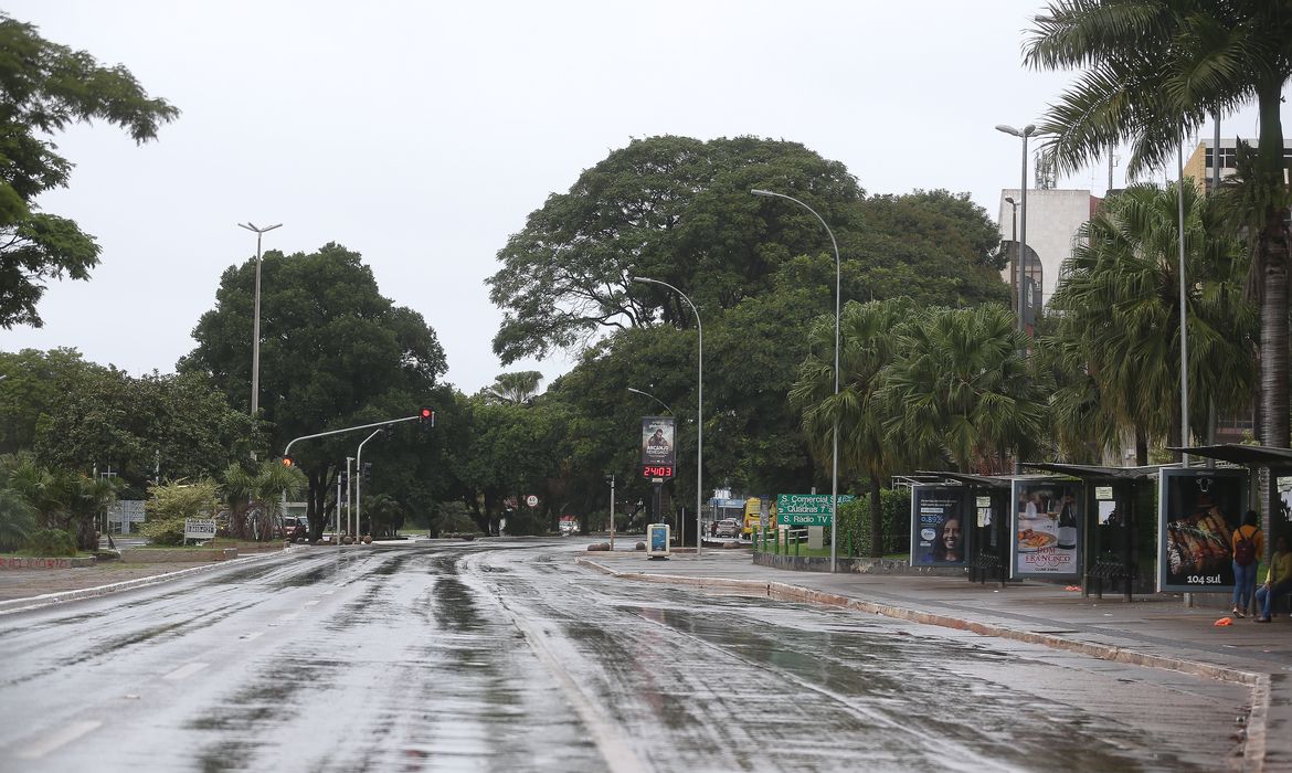 Avenida W3 Sul em Brasília praticamente vazia na manhã de 3ª feira