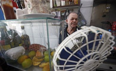 São Paulo (SP), 17/10/2024 - Comerciante Sr Ananias no seu bar na Praça Salim Farah Maluf, bairro de Santo Amaro em São Paulo, que foi afetado pela falta de energia devido as chuvas na capital. Foto: Paulo Pinto/Agência Brasil