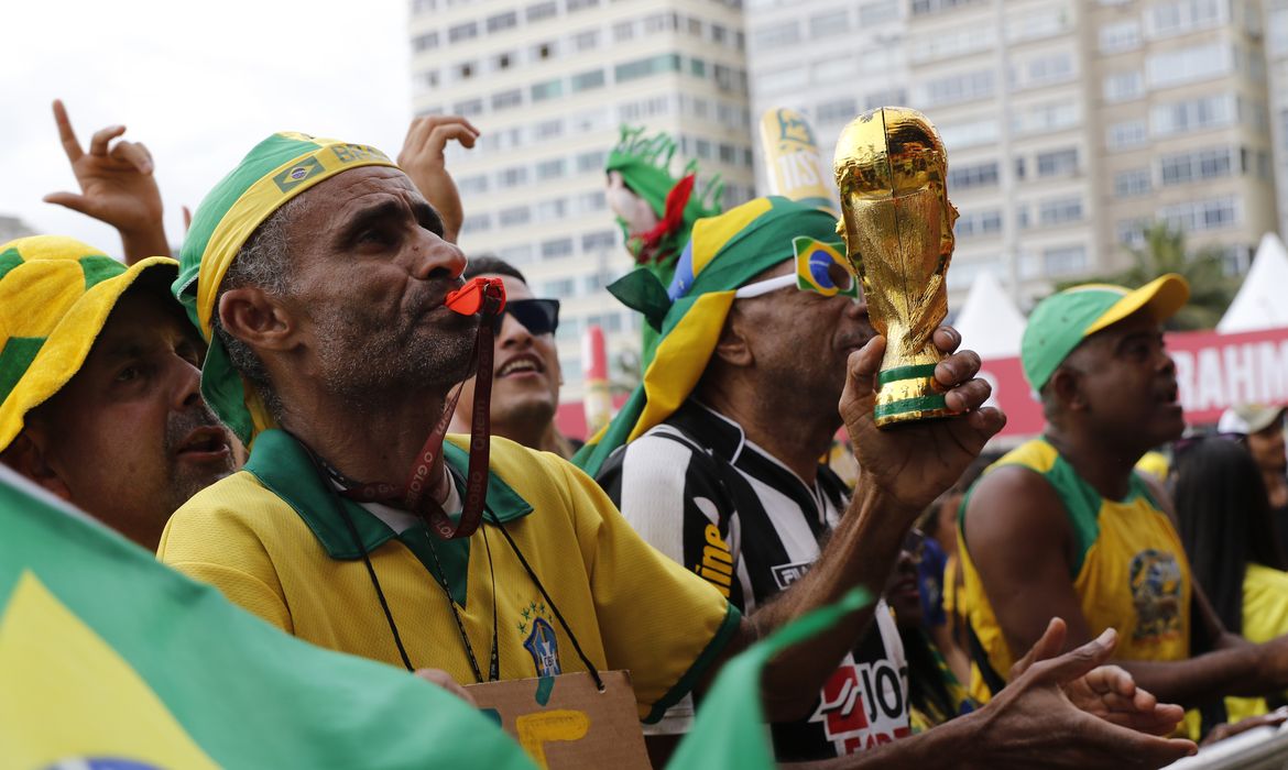 Torcedores chegam assistem a transmissão do jogo de estreia da seleção brasileira na Copa do Mundo 2022, contra a Sérvia, na Arena Brahma Fan Fest, em Copacabana.