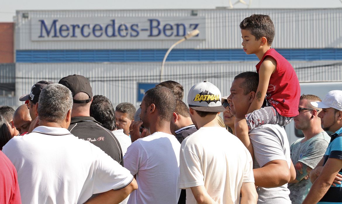 Trabalhadores na Mercedes acampam pelo terceiro dia contra demissões