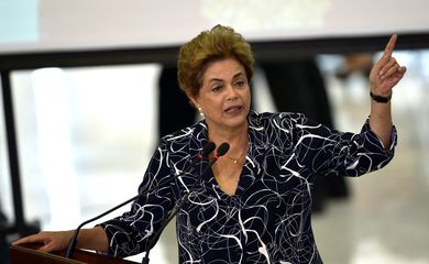Brasília – A presidenta Dilma Rousseff fala durante a cerimônia de contratação de 25 mil unidades habitacionais do programa Minha Casa, Minha Vida (José Cruz/Agência Brasil)