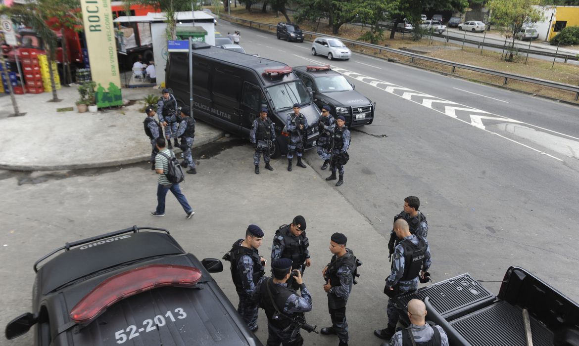 Rio de Janeiro - Policiais do Batalhão de Operações Especiais, do Batalhão de Polícia de Choque e de diversas UPPs foram à Rocinha para reforçar o policiamento na comunidade.