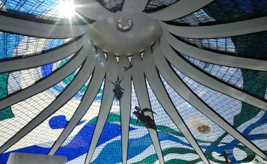 Uma das peças mais importantes do acervo de Oscar Niemeyer, à Catedral de Brasília completa 45 anos neste domingo (Marcello Casal Jr/Agência Brasil)