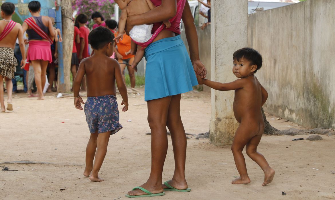 Yanomamis aguardam por familiares nos arredores do Hospital de Campanha que presta atendimento aos indígenas em situação de emergência em Boa Vista.