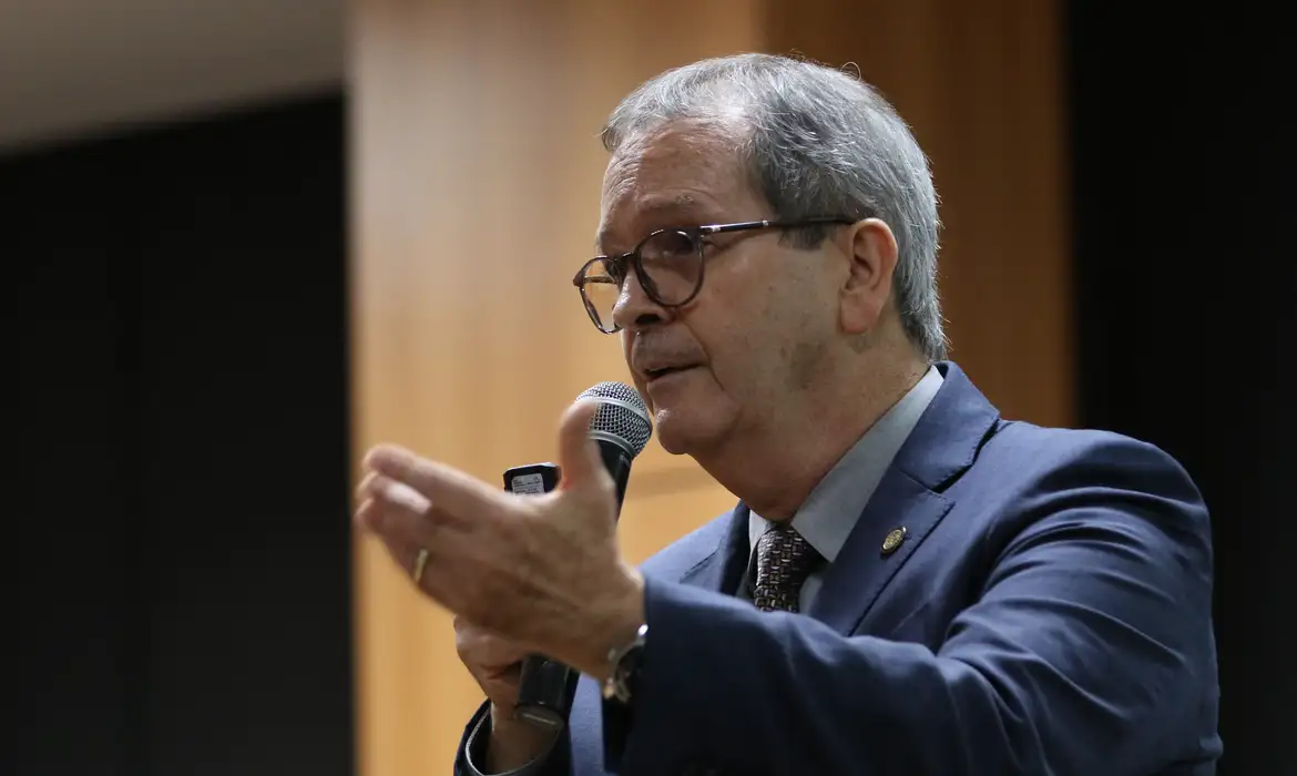 O secretário de Educação Básica do MEC, Mauro Rabelo, detalha o relatório final do Grupo de Trabalho da reestruturação do Exame Nacional do Ensino Médio (Enem).