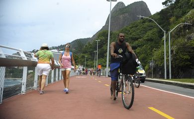 Rio de Janeiro -  Ciclistas, cariocas e turistas desfrutam da nova Ciclovia Tim Maia no dia de sua inauguração, a via conta com 3,9 km e liga o Leblon a São Conrado (Tomaz Silva/Agência Brasil)