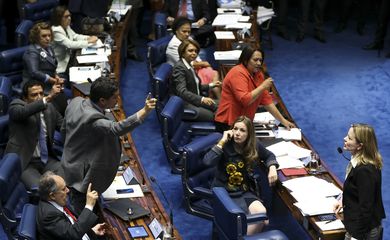 Brasília - Senadores discutem durante o primeiro dia da sessão de julgamento do impeachment da presidenta afastada Dilma Rousseff (Marcelo Camargo/Agência Brasil)