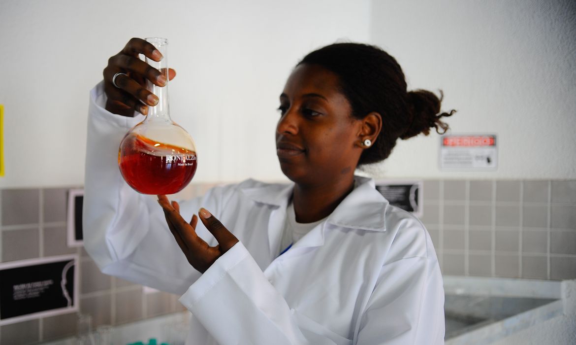 Exposição no Museu Ciência e Vida, em Duque de Caxias, na baixada fluminense, mostra história das primeiras mulheres cientistas do Brasil. Na foto, a bióloga Anna Lima (Tomaz Silva/Agência Brasil)