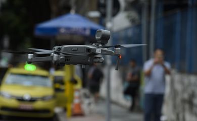 Drone com alto-falante é usado para evitar aglomerações na zona sul do Rio de Janeiro.