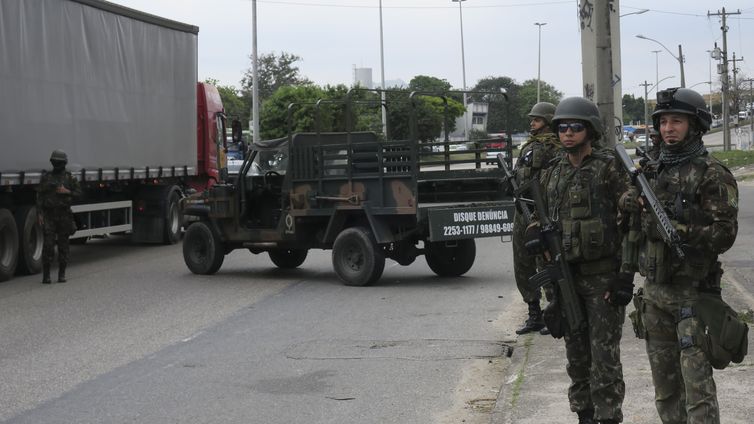 Policiais e militares deflagram operação contra o roubo de cargas no Rio de Janeiro. Ação foi supervisionada pelo secretário de Segurança, general Richard Nunes.