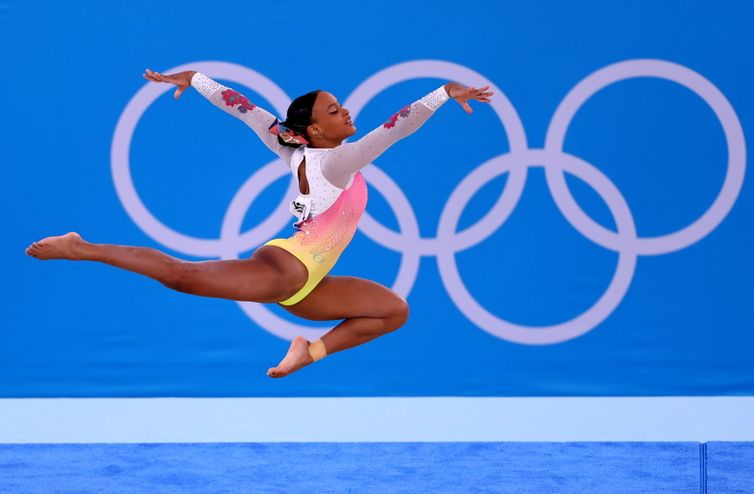 Rebeca Andrade compete na final do solo na Olimpíada Tóquio 2020 - porta-bandeira