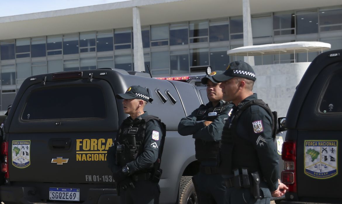 Militares e Veículos da Força Nacional de Segurança Pública do Brasil, são vistos em frente ao Palácio do Planalto em Brasília
