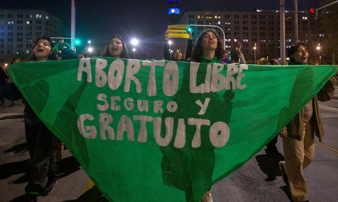 Manifestação para marcar o Dia do Aborto Seguro em Santiago, no Chile. REUTERS/Quetzalli Nicte-Ha