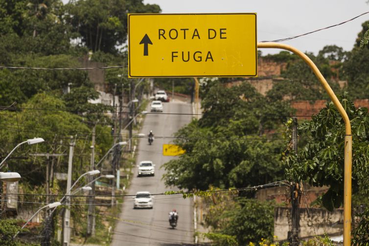 Maceió (AL) 16/12/2023 – Os esquecidos pela Braskem – Placa indicando rota de fuga caso acha alguma emergência nas proximidades da mina n°18 da mineradora Baskem na lagoa de Mundaú.<p></p>Foto: Joédson Alves/Agência Brasil