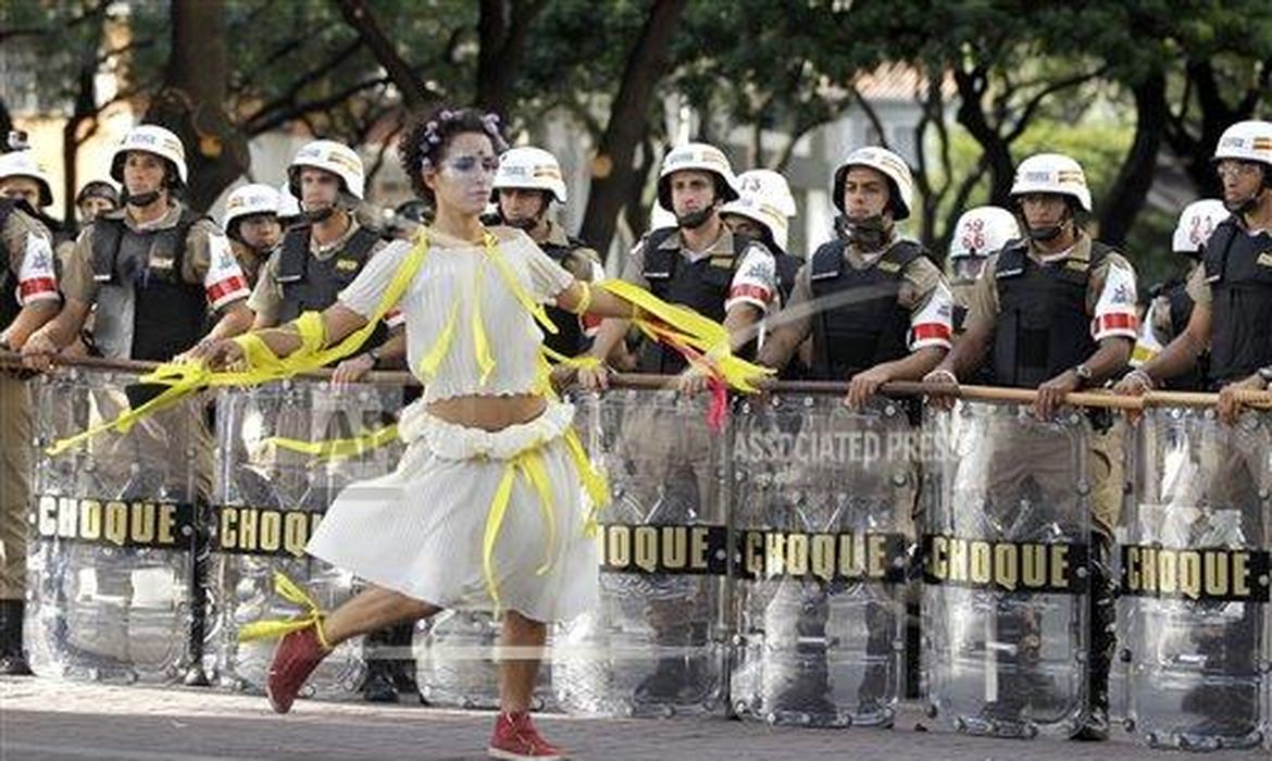 Manifestantes protestam em Belo Horizonte (Bruno Magalhaes/AP/Direitos Reservados) 