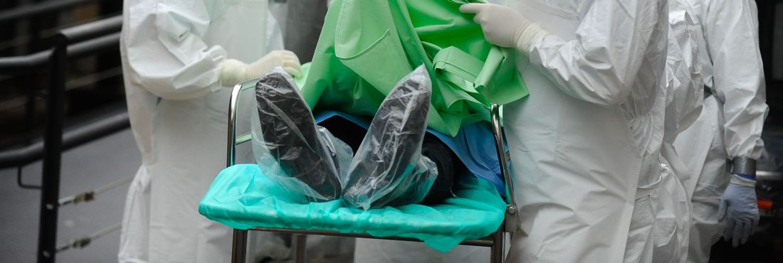 O Ministério da Saúde promove simulação de resposta a um eventual caso de ebola em um viajante internacional.