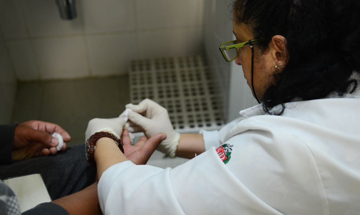 São Paulo - Paciente faz teste rápidos para HIV, hepatite B, hepatite C e sífilis no Centro de Referência de Álcool, Tabaco e Outras Drogas (Cratod), em Bom Retiro, na região central (Rovena Rosa/Agência Brasil)