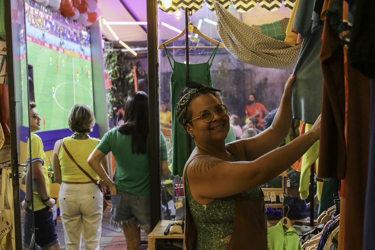 Tamara Marques, trabalha durante o jogo Brasil x Suiça -Fabio Rodrigues-Pozzebom/ Agência Brasil