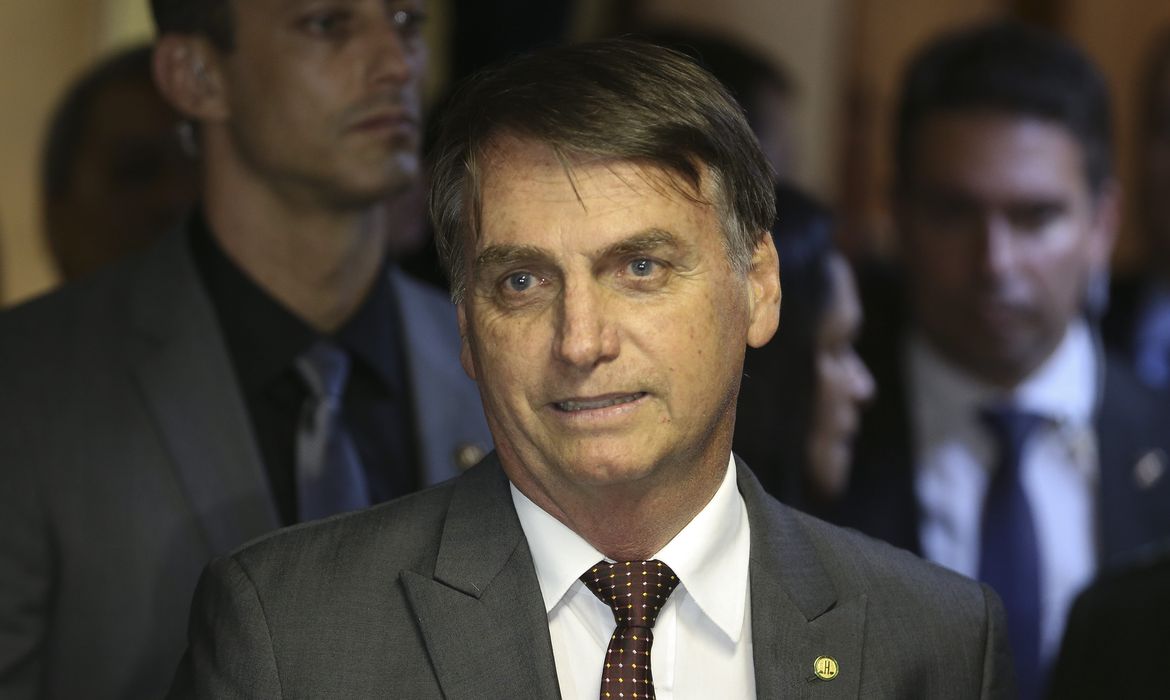 O presidente eleito Jair Bolsonaro fala à imprensa após encontro com o presidente do Superior Tribunal Militar (STM), José Coelho Ferreira, no STM, em Brasília.