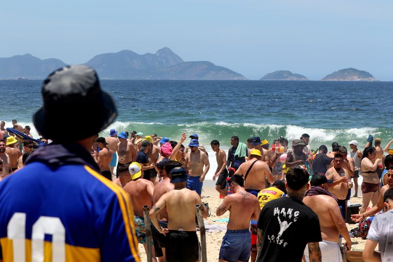 Rio de Janeiro (RJ), 03/11/2023 - Torcedores do Boca Juniors se reúnem na Praia de Copacabana. Amanhã o time do Boca enfrenta o Fluminense na partida final da Copa Libertadores da América. Foto: Tânia Rêgo/Agência Brasil