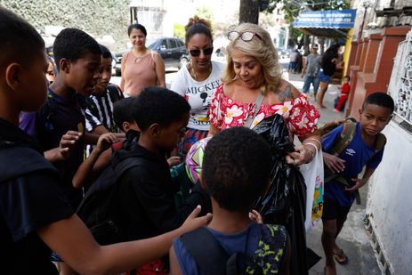 Fernando Frazão/Agência Brasil Rio de Janeiro (RJ), 27/09/2025 – A aposentada Tânia Ponciano distribui doces e brinquedos para crianças no Dia de Cosme e Damião, santos católicos também adorados nas religiões de matriz africana, nas ruas do bairro do Andaraí, Zona Norte da cidade. Foto: Fernando Frazão/Agência Brasil