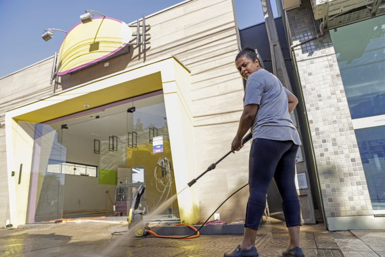 Roca Sales (RS), 22/06/2024 - Raquel Lima em frente a sua loja, após enchente que atingiu toda a região. Foto: Bruno Peres/Agência Brasil