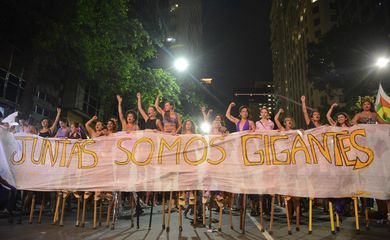 Rio de Janeiro - Diversas entidades e grupos do movimento feminista participam da Marcha Mundial das Mulheres, pela igualdade de gêneros e combate à violência, no centro da cidade (Fernando Frazão/Agência Brasil)