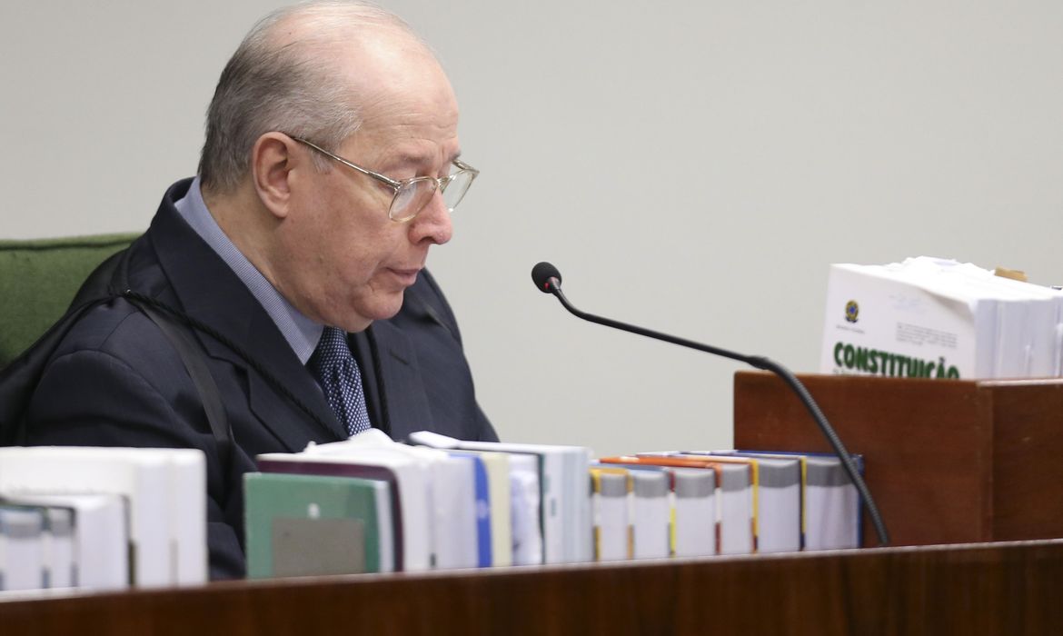 Ministro do STF Celso de Mello durante sessão plenária da Segunda Turma para julgamento de recurso que questiona a liberdade concedida a José Dirceu, e inquérito contra o senador Aécio Neves, entre outros processos. 