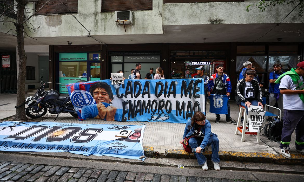 Fãs de Diego Maradona se reúnem no dia de um processo judicial contra pessoas acusadas pela morte da lenda do futebol argentino, em Buenos Aires, Argentina
11/03/2025
REUTERS/Agustin Marcarian