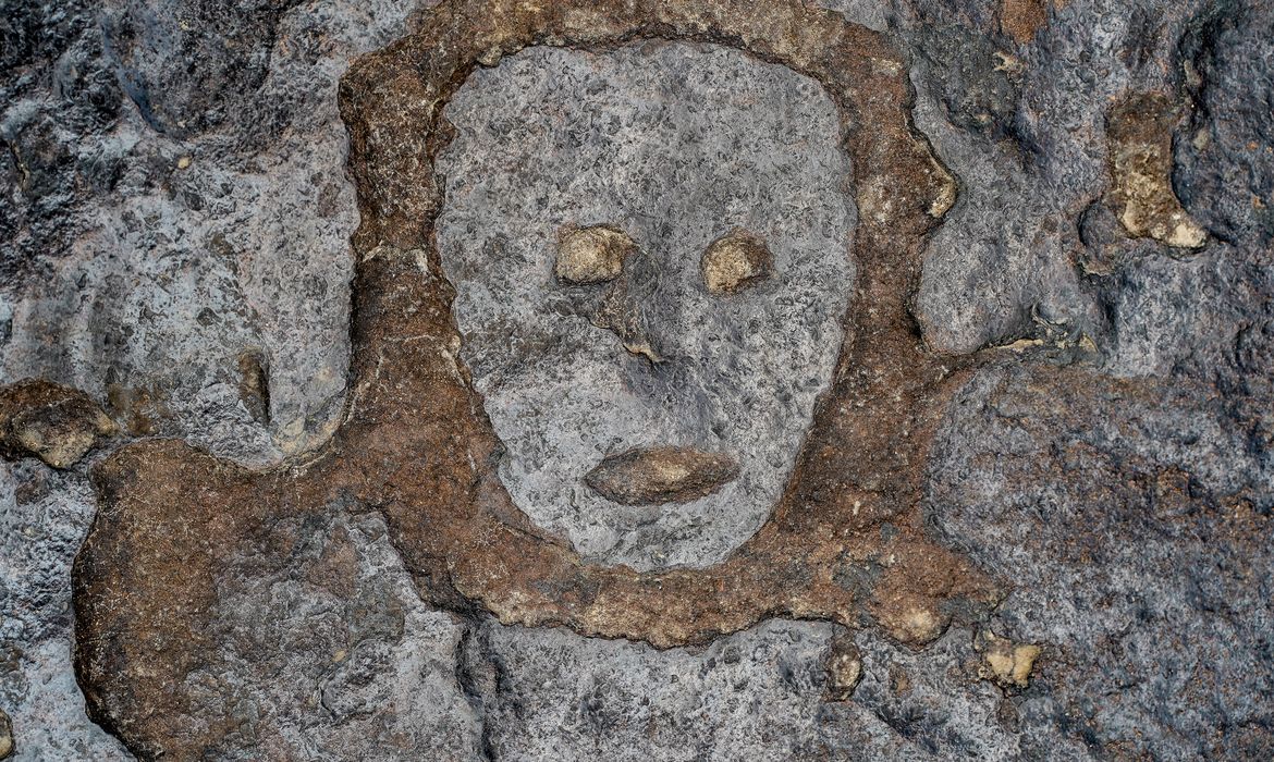 Manaus (AM), 21/11/2023, Gravuras rupestres encontradas em pedras da Ponta das Lajes, na zona leste de Manaus, na maior seca em 121 anos que Manaus vem sofrendo. Foto: Rafa Neddermeyer/Agência Brasil