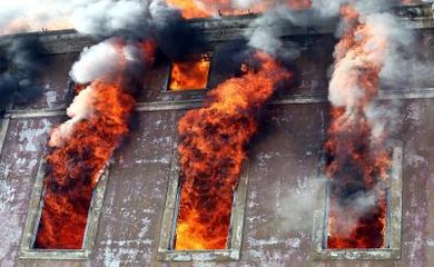 No momento do incêndio, que ocorreu por volta da meia noite (4h em Brasília) no Club Colectiv, no centro da capital romena, havia pelo menos 500 pessoas no interior da discoteca.