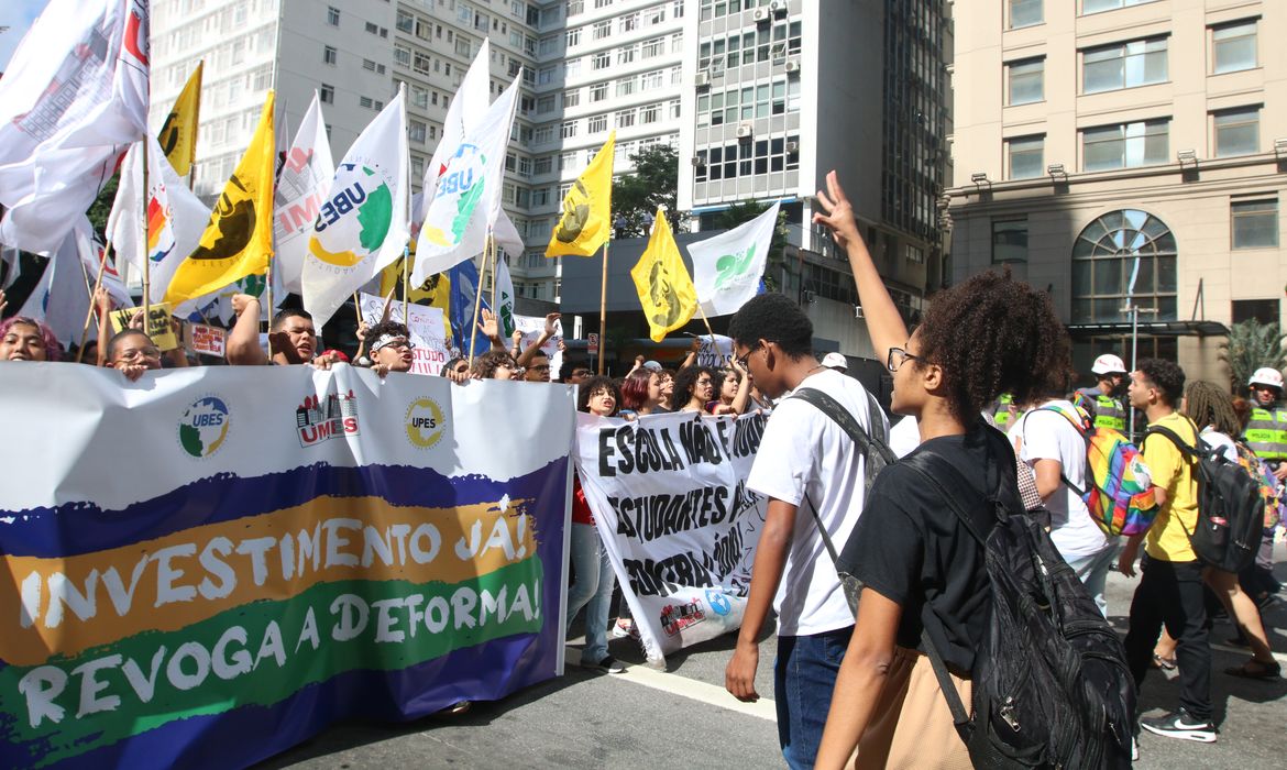 São Paulo(SP), 19/04/2023 - Estudantes participam do 2º Ato pela Revogação do Novo Ensino Médio na Avenida Paulista.