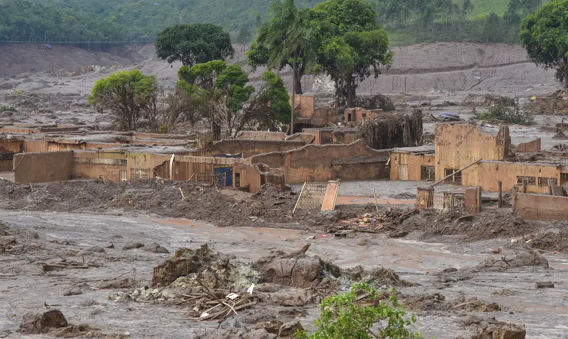 Mariana (MG) - Distrito de Bento Rodrigues, em Mariana (MG), atingido pelo rompimento de duas barragens de rejeitos da mineradora Samarco (Antonio Cruz/Agência Brasil)