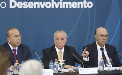 Brasília - Presidente Michel Temer durante reunião do Conselho de Desenvolvimento Econômico Social, no Palácio do Planalto. Participam do encontro (da esquerda para a direita), o ministro-chefe da Casa Civil, Eliseu Padilha, o presidente