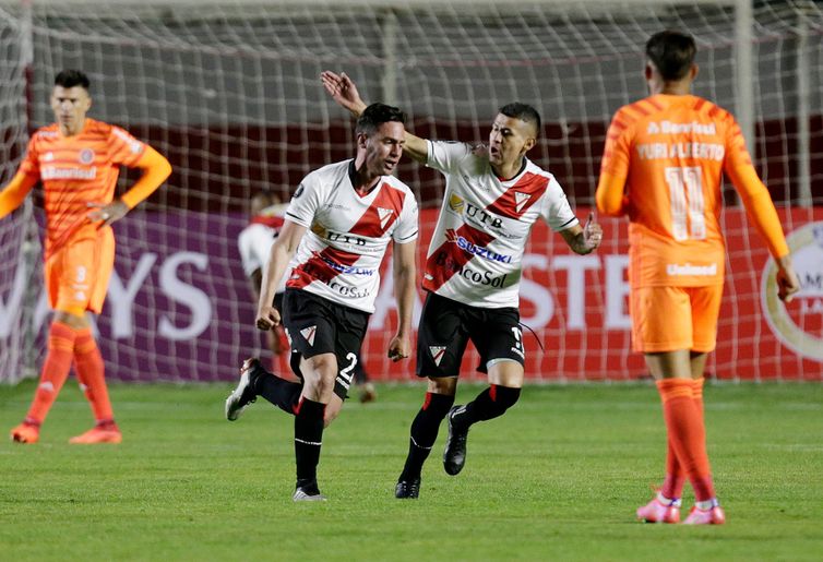REUTERS/Manuel Claure/Direitos reservados Inter chegou a acertar uma bola na trave do Always Ready na Bolívia, mas volta para Porto Alegre com a derrota.