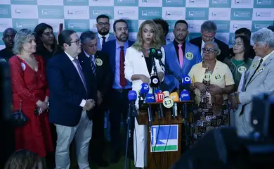 Brasília (DF), 25/02//2025  - Deputada federal Erika Hilton (PSOL-SP), parlamentares aliados e signatários, juntamente com representantes do Movimento Vida Além do Trabalho, durante coletiva à imprensa após protocolarem a PEC contra a Escala 6x1 . Foto: Lula Marques/Agência Brasil