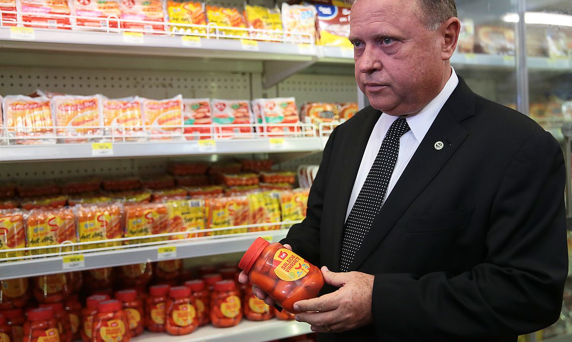 Brasília - O ministro da Agricultura, Blairo Maggi, acompanha fiscalização de produtos derivados de carne em supermercados (José Cruz/Agência Brasil)