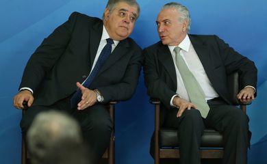Brasília - O novo ministro da Secretaria de Governo, Carlos Marun, e o presidente Michel Temer durante cerimônia, no Palácio do Planalto (Valter Campanato/Agência Brasil)