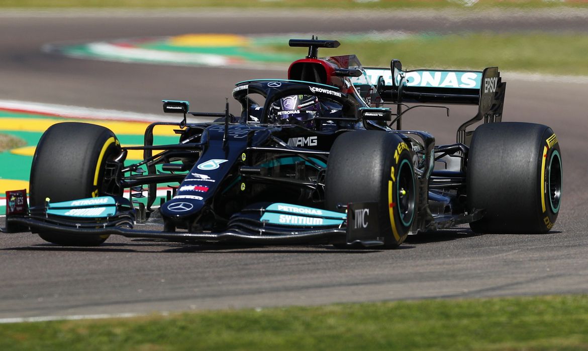 Lewis Hamilton, da Mercedes, durante treino livre no circuito de Imola - carro