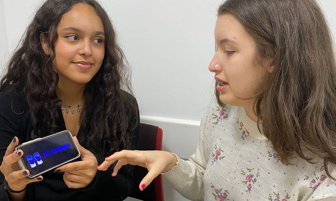 SÃO PAULO (SP) - Estudantes do Ensino Médio Técnico desenvolvem app para tradução em Libras. Iniciativa inclusiva aguarda investidores para tornar o app realidade - Foto: Arquivo Pessoal