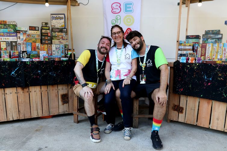 io de Janeiro (RJ), 11/11/2023 - Elson Bemfeito, sua mãe, Katia Regina Garcia e Dan Paskin, criadores do SeJoga, grupo LGBTQIA+ periférico, em  encontro de acolhimento com jogos de tabuleiro, na Penha, zona norte da cidade. Foto: Tânia Rêgo/Agência Brasil