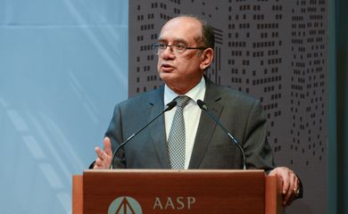 São Paulo - O ministro do STF Gilmar Mendes participa do painel Despenalização, Criminalização e Modelos Alternativos, no Seminário Dez Anos da Lei de Drogas, na sede da Associação dos Advogados de São Paulo (Rovena Rosa/Agência Brasil)