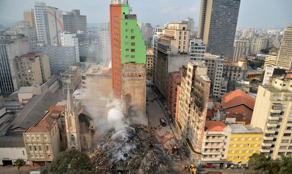 Depois de pagar fogo prédio desaba em São Paulo