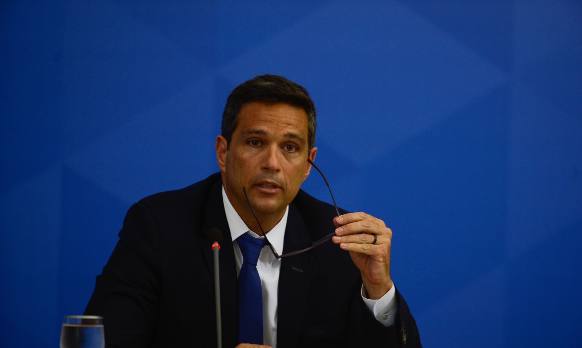 O  presidente do Banco Central, Roberto Campos Neto, fala à imprensa no Palácio do Planalto, sobre as ações de enfrentamento ao covid-19 no país