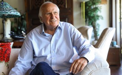 Rio de Janeiro (RJ), 19/12/2024 - O diretor artístico e maestro titular da Orquestra Petrobras Sinfônica, Isaac Karabtchevsky, durante sessão fotográfica para a Agência Brasil. Foto: Tomaz Silva/Agência Brasil