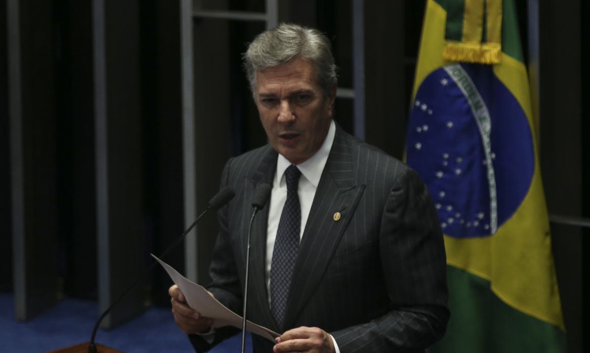 Brasília - Senador Fernando Collor de Mello fala no plenário do Senado durante sessão para votar o processo de impeachment da presidenta Dilma Rousseff (Fabio Rodrigues Pozzebom/Agência Brasil)