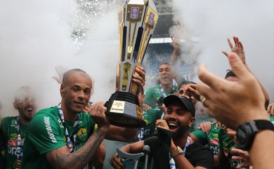 AssCom Dourado/Cuiabá EC/Direitos Reservados Cuiabá levanta a taça do campeonato do Mato Grosso 2021