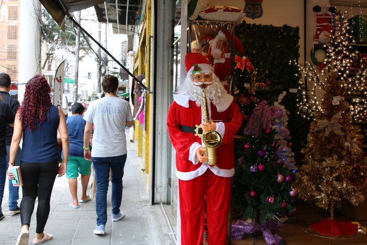 Comércio com decoração de Natal na rua Teodoro Sampaio, em Pinheiros.