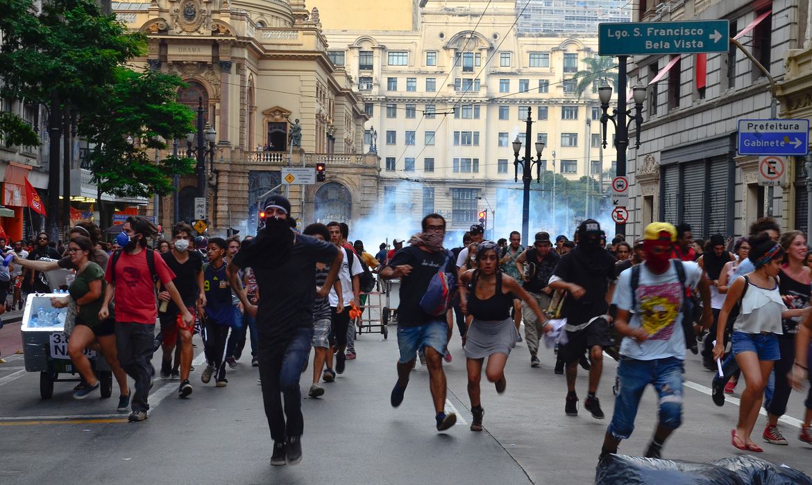 São Paulo - Movimento Passe Livre protesta em SP contra aumento de tarifas do transporte (Rovena Rosa/Agência Brasil)